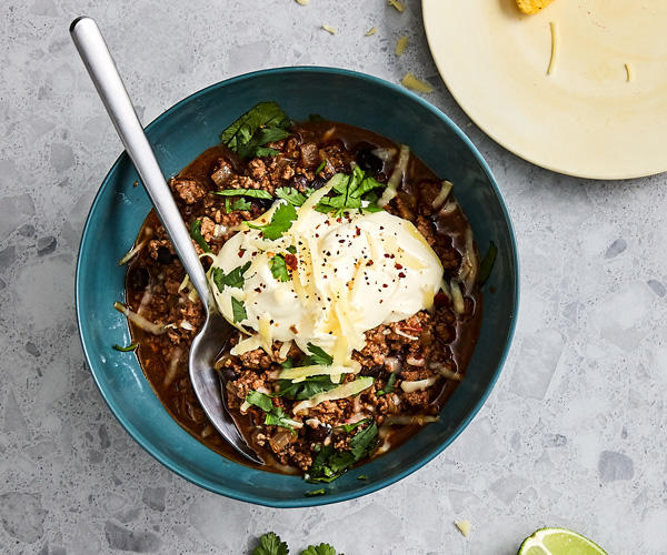 Chilli con carne , Dainty Sichuan’s ma po doufu , Stir-fried beef with red chilli and egg , Baked beef manti with garlic yoghurt and spiced honey butter , Italian sloppy Joes , Fast chilli con carne , Classic cheeseburger , Neil Perry’s spaghetti Bolognese , Matt Breen’s Mum’s lasagne , Paulette Whitney’s Mum’s silverbeet rolls , Bourke Street Bakery’s guide to making the perfect meat pie , Beef burger with blue cheddar and dill pickles , Lemongrass beef with rice noodles , Turkish flatbread with beef and yoghurt , Beef taco rice , Mince beef FAQs