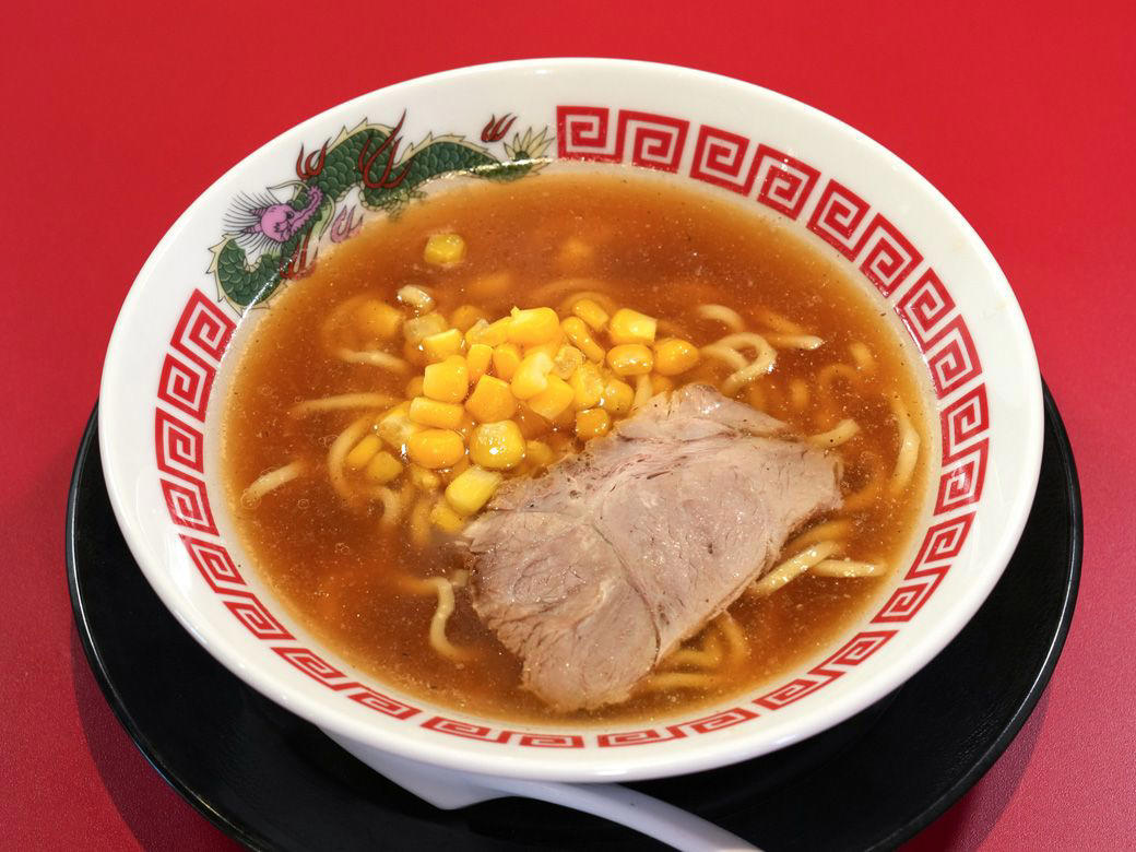 値上げで揺らぐ町中華とラーメンの現在地, 490円の中華そばが示した新たな日常使い, 町中華とラーメン専門店の真ん中を狙う, 既存チェーンでは埋められない空白