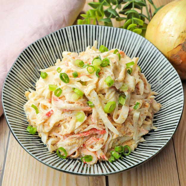 新玉ねぎのみそマヨサラダ, 【新玉ねぎの季節に10回は作りそう】作り置きに便利！新玉ねぎのみそマヨサラダレシピ, 新玉ねぎの和風酢漬け, 【新玉ねぎを切って漬けるだけ】つまみ食いでなくなる！新玉ねぎの和風酢漬けレシピ, 新玉ねぎと春キャベツとカニカマのマリネ, マジでウマい「キャベツ」の食べ方！新玉ねぎと相性抜群！切って和えるだけの簡単マリネレシピ, 新玉ねぎのはちみつレモン漬け, 【新玉ねぎを切って漬けるだけ！】簡単すぎて、もはやレシピ不要！？この春100回は作りそうな万能常備菜レシピ, 動画もチェック！新玉トーストレシピ