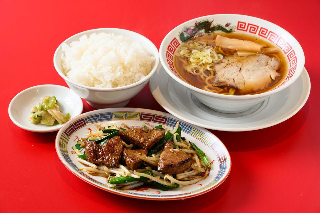 値上げで揺らぐ町中華とラーメンの現在地, 490円の中華そばが示した新たな日常使い, 町中華とラーメン専門店の真ん中を狙う, 既存チェーンでは埋められない空白