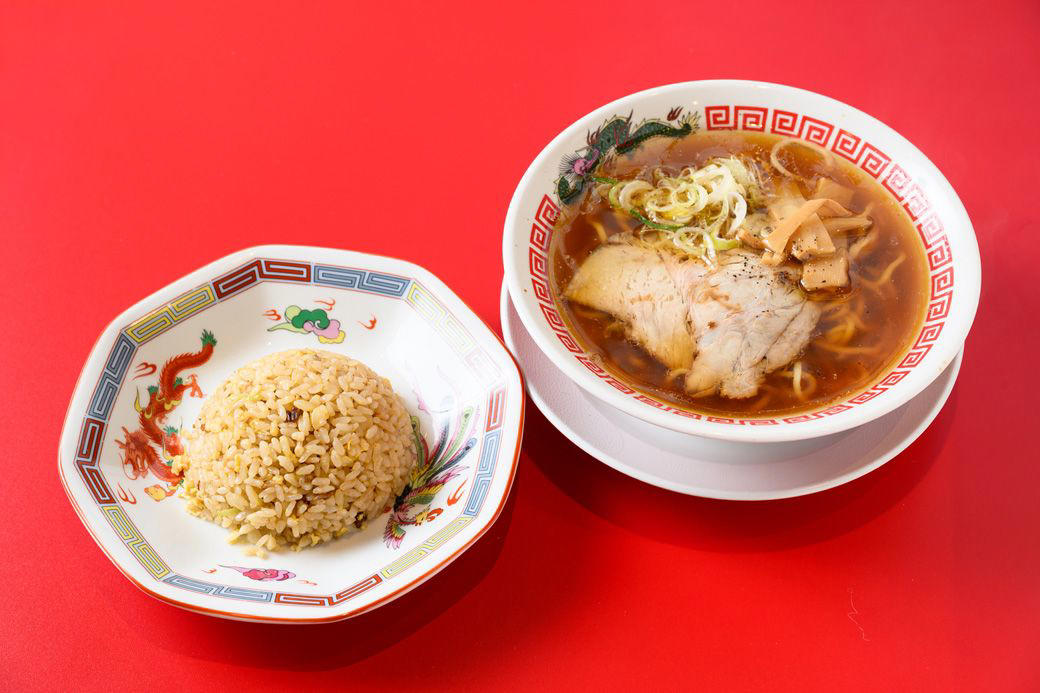 値上げで揺らぐ町中華とラーメンの現在地, 490円の中華そばが示した新たな日常使い, 町中華とラーメン専門店の真ん中を狙う, 既存チェーンでは埋められない空白