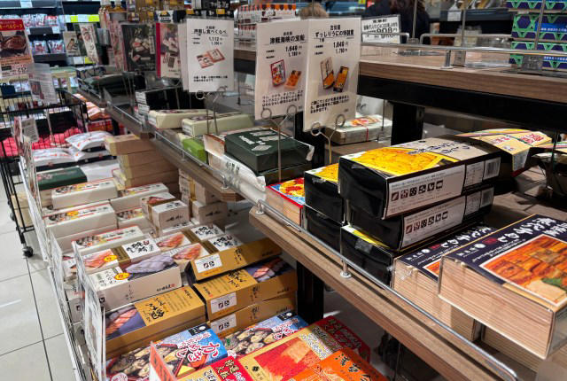 ・JR上野駅 中央改札から30秒, ・入り口入ってすぐのショーケースが目玉, ・弁当コーナーは駅弁状態, ・というわけで買ったもの紹介, ・他にもすごい商品がたくさん