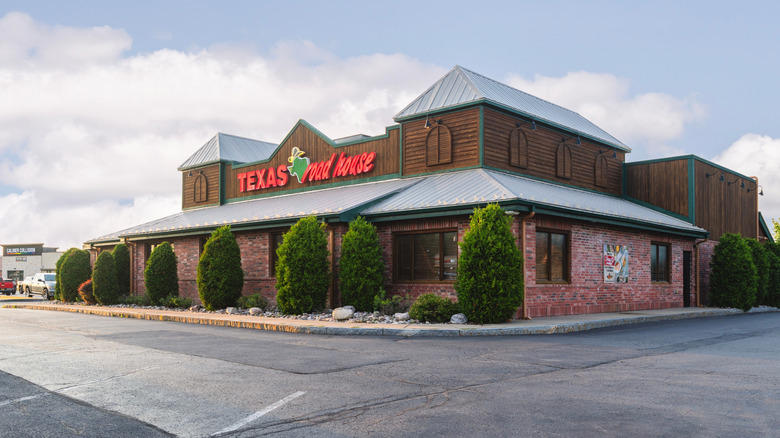 Raising prices has put the chain squarely in the spotlight multiple times, Several incidents have led to concerns over the spread of hepatitis A, Locations across the country have had problems with health inspections, There have been a lot of accusations of foreign objects in food, A viral video prompted widespread speculation over mushy steak, A 2011 age discrimination lawsuit ended with a massive settlement, Management's handling of customers racially abusing a server was called into question, Texas Roadhouse has been sued over sexual harassment accusations several times, An employee was involved in a 2025 fight that led to a shooting, There have been several lawsuits filed over wage theft and labor violations