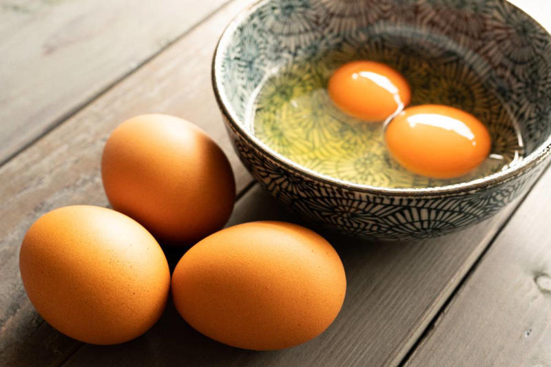 卵の賞味期限＝「生で食べられる期限」, なぜ「生食基準」なのか, 賞味期限を過ぎた卵は食べられる？, 安全に食べるための保存ポイント