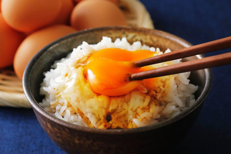 卵の賞味期限＝「生で食べられる期限」, なぜ「生食基準」なのか, 賞味期限を過ぎた卵は食べられる？, 安全に食べるための保存ポイント