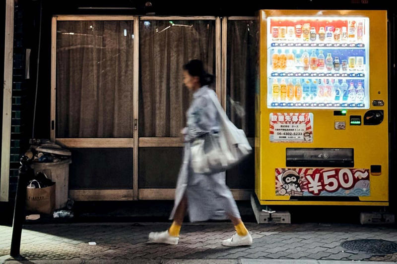 異邦人を解き放つ匿名性の快楽, 治安の良さを物語る無言の接客拠点, 高度な信用社会が届ける非接触の安らぎ, 都会の喧騒に浮かぶ没頭のための聖域, 日常への同化がもたらす自律した旅の自由, 倫理観に支えられた唯一無二の回復インフラ, 解放感こそが象徴する洗練されたもてなしの姿