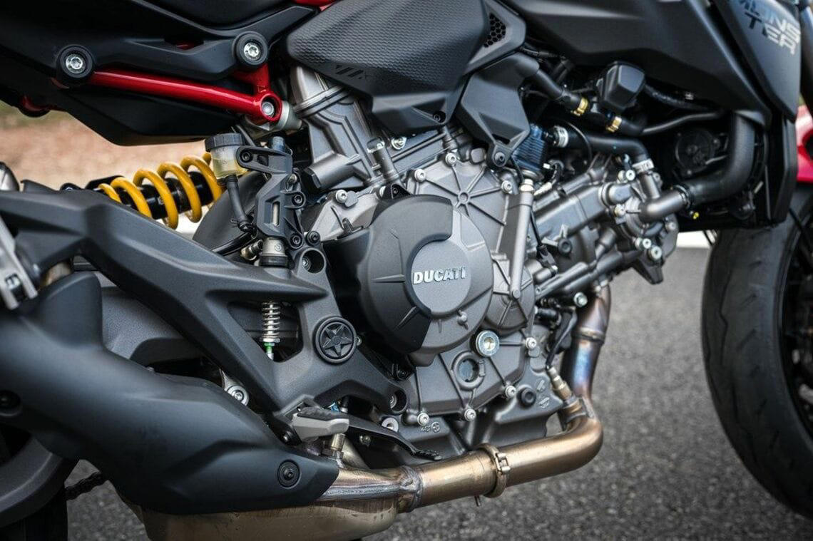 パニガーレV2の心臓を得た第5世代, 乾燥重量175kgの軽量ボディが生み出すフィーリング, ライダーが主役の時間を引き出してくれる, 無駄を省くことで見えるモンスターの価値
