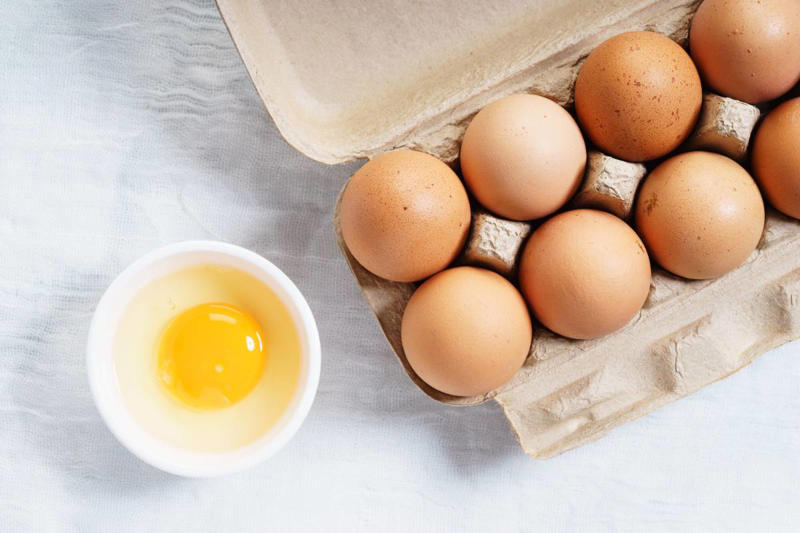 卵の賞味期限＝「生で食べられる期限」, なぜ「生食基準」なのか, 賞味期限を過ぎた卵は食べられる？, 安全に食べるための保存ポイント