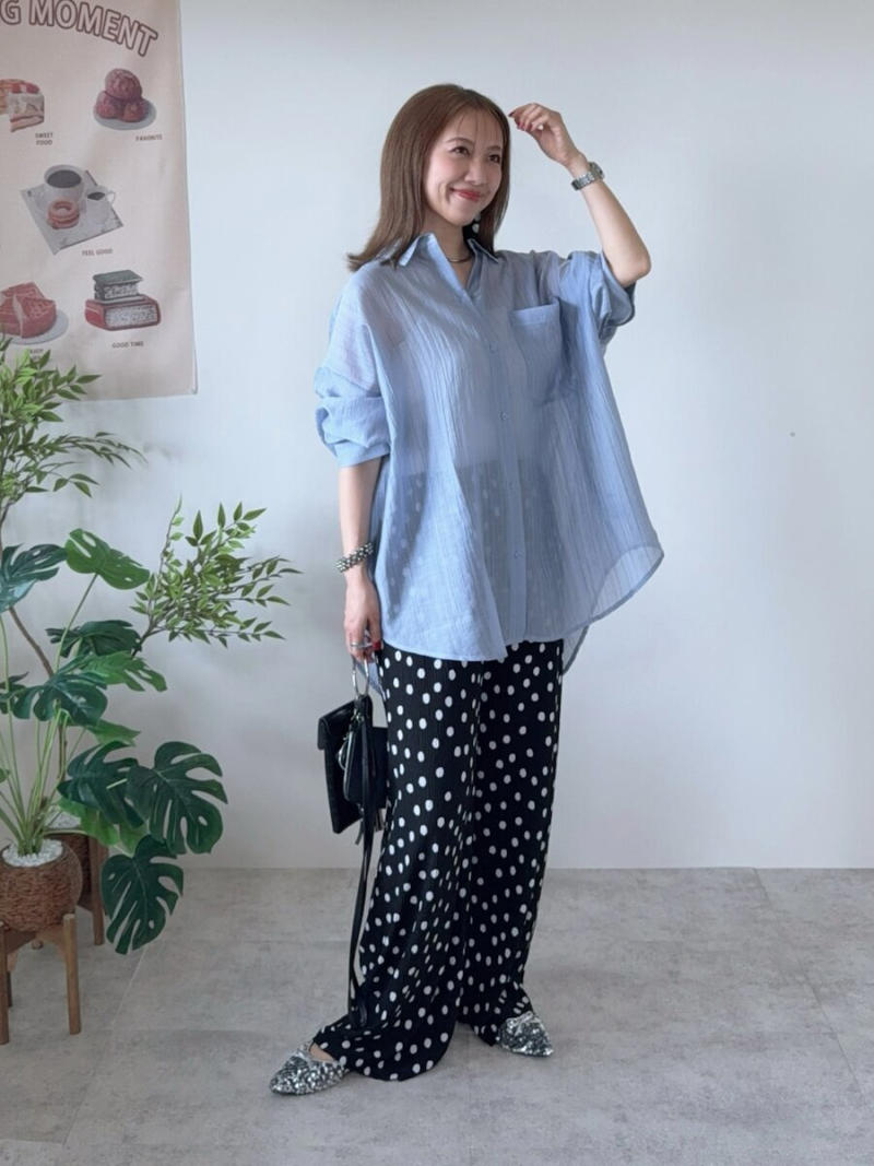 抜け感漂う♪ブルーシャツ×黒パンツのハンサムコーデ, ワントーンで即垢抜け！ブルーシャツ×デニムコーデ, シアー素材で軽やかに♡大人かわいいコーデ, デニムシャツでこなれる♪大人カジュアルコーデ, 腰巻きアレンジでメリハリUP！爽やかワンピコーデ
