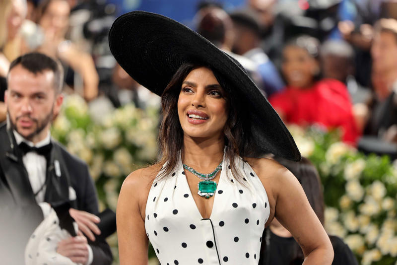 Isha Ambani – Cartier Toussaint Necklace (2025), Emma Chamberlain - Cartier Choker (2022), Priyanka Chopra - Bulgari Laguna Blu Diamond Necklace (2023), Rihanna - Bulgari &amp; Belperron High Jewellery (2023), Priyanka Chopra - Bulgari Emerald Necklace (2025), Gigi Hadid - Jacob &amp; Co. Diamond Set (2021), Dua Lipa – Tiffany &amp; Co. Lucida Star Necklace (2023), Jennifer Lopez - Harry Winston Collection (2019)