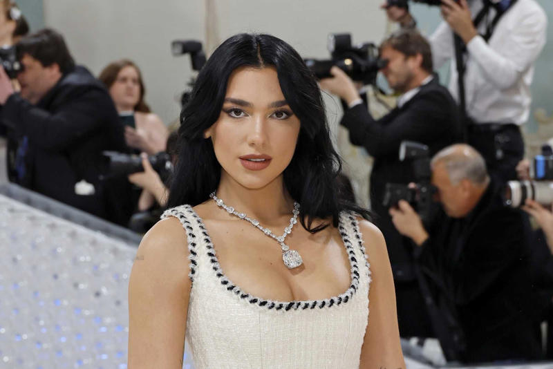 Isha Ambani – Cartier Toussaint Necklace (2025), Emma Chamberlain - Cartier Choker (2022), Priyanka Chopra - Bulgari Laguna Blu Diamond Necklace (2023), Rihanna - Bulgari &amp; Belperron High Jewellery (2023), Priyanka Chopra - Bulgari Emerald Necklace (2025), Gigi Hadid - Jacob &amp; Co. Diamond Set (2021), Dua Lipa – Tiffany &amp; Co. Lucida Star Necklace (2023), Jennifer Lopez - Harry Winston Collection (2019)