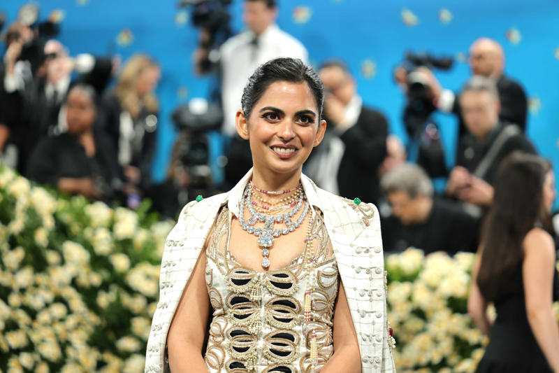 Isha Ambani – Cartier Toussaint Necklace (2025), Emma Chamberlain - Cartier Choker (2022), Priyanka Chopra - Bulgari Laguna Blu Diamond Necklace (2023), Rihanna - Bulgari &amp; Belperron High Jewellery (2023), Priyanka Chopra - Bulgari Emerald Necklace (2025), Gigi Hadid - Jacob &amp; Co. Diamond Set (2021), Dua Lipa – Tiffany &amp; Co. Lucida Star Necklace (2023), Jennifer Lopez - Harry Winston Collection (2019)
