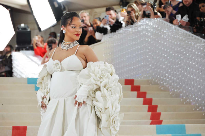 Isha Ambani – Cartier Toussaint Necklace (2025), Emma Chamberlain - Cartier Choker (2022), Priyanka Chopra - Bulgari Laguna Blu Diamond Necklace (2023), Rihanna - Bulgari & Belperron High Jewellery (2023), Priyanka Chopra - Bulgari Emerald Necklace (2025), Gigi Hadid - Jacob & Co. Diamond Set (2021), Dua Lipa – Tiffany & Co. Lucida Star Necklace (2023), Jennifer Lopez - Harry Winston Collection (2019)