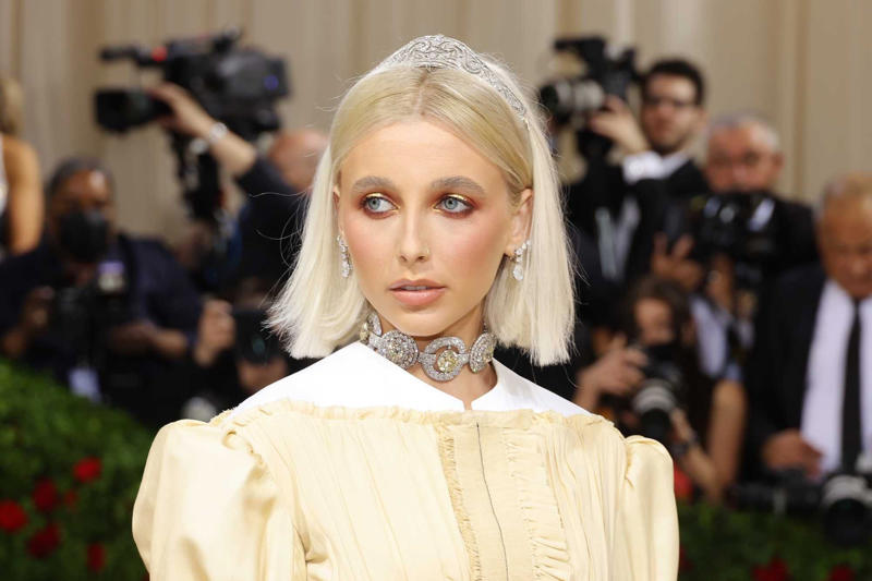 Isha Ambani – Cartier Toussaint Necklace (2025), Emma Chamberlain - Cartier Choker (2022), Priyanka Chopra - Bulgari Laguna Blu Diamond Necklace (2023), Rihanna - Bulgari & Belperron High Jewellery (2023), Priyanka Chopra - Bulgari Emerald Necklace (2025), Gigi Hadid - Jacob & Co. Diamond Set (2021), Dua Lipa – Tiffany & Co. Lucida Star Necklace (2023), Jennifer Lopez - Harry Winston Collection (2019)