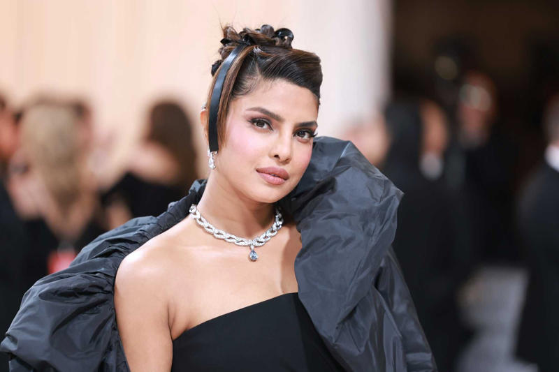 Isha Ambani – Cartier Toussaint Necklace (2025), Emma Chamberlain - Cartier Choker (2022), Priyanka Chopra - Bulgari Laguna Blu Diamond Necklace (2023), Rihanna - Bulgari &amp; Belperron High Jewellery (2023), Priyanka Chopra - Bulgari Emerald Necklace (2025), Gigi Hadid - Jacob &amp; Co. Diamond Set (2021), Dua Lipa – Tiffany &amp; Co. Lucida Star Necklace (2023), Jennifer Lopez - Harry Winston Collection (2019)
