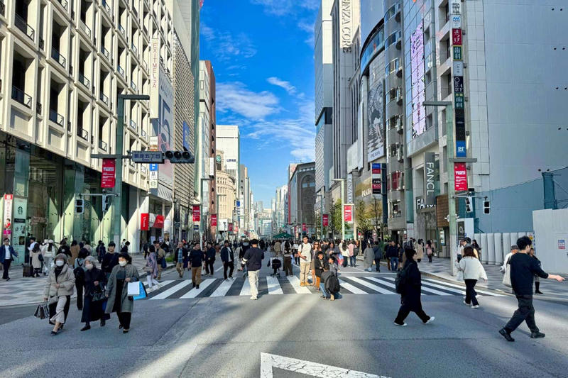 異邦人を解き放つ匿名性の快楽, 治安の良さを物語る無言の接客拠点, 高度な信用社会が届ける非接触の安らぎ, 都会の喧騒に浮かぶ没頭のための聖域, 日常への同化がもたらす自律した旅の自由, 倫理観に支えられた唯一無二の回復インフラ, 解放感こそが象徴する洗練されたもてなしの姿