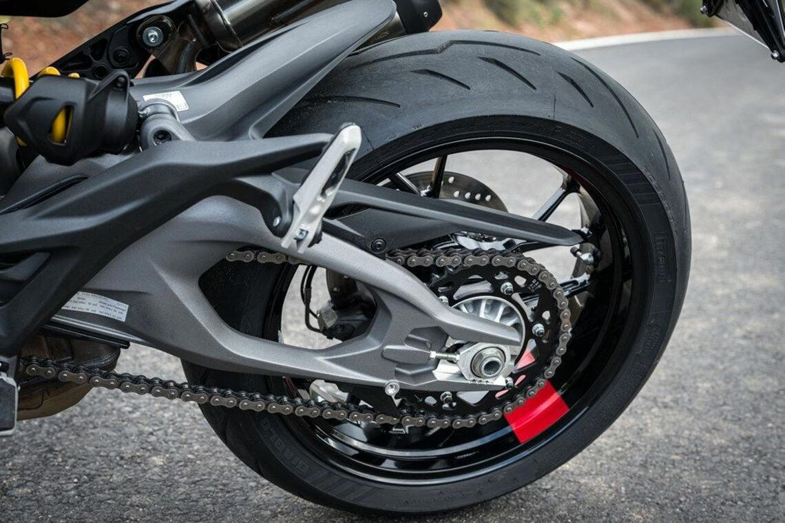パニガーレV2の心臓を得た第5世代, 乾燥重量175kgの軽量ボディが生み出すフィーリング, ライダーが主役の時間を引き出してくれる, 無駄を省くことで見えるモンスターの価値