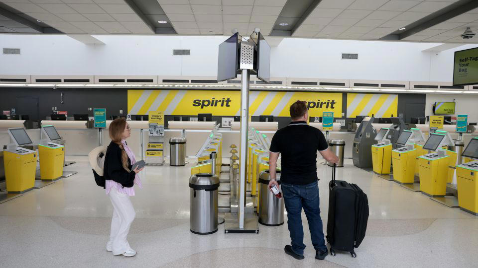 Stranded passengers, Out of money; out of time, Rejected bailout, Winding down operations, Unions react