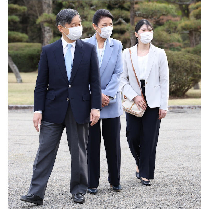 短めのスカーフ巻きでもカラフルなデザインで華やかに, ふくらみを持たせたアスコット風アレンジで上品に, 片リボン結びでハンサムコーデに華やかさをプラス, ライニングスタイルで縦のラインでスタイルアップ効果
