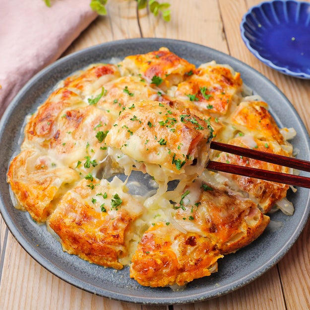 新玉ねぎとベーコンのチーズチヂミ, 【新玉ねぎは全部コレでよくない？】切って焼くだけ！新玉ねぎとベーコンのチーズチヂミレシピ, 新玉ねぎの唐揚げ, 【新玉ねぎの季節に10回は作りました】簡単なのにガチでウマい！とろける甘さの新玉ねぎの唐揚げレシピ, 新玉ねぎのライスペーパー挟み焼き, 【新玉ねぎを挟んで焼くだけ】もう、3日連続食べてます！新玉ねぎのライスペーパー挟み焼きレシピ, ベーコンチーズのハッシュドオニオン, 【新玉ねぎ、今食べないと1年待ちだよ】外カリ中とろ！ベーコンチーズのハッシュドオニオンレシピ, ほかの動画もチェック！