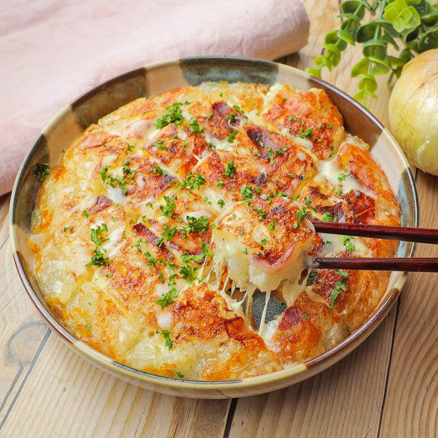 新玉ねぎとベーコンのチーズチヂミ, 【新玉ねぎは全部コレでよくない？】切って焼くだけ！新玉ねぎとベーコンのチーズチヂミレシピ, 新玉ねぎの唐揚げ, 【新玉ねぎの季節に10回は作りました】簡単なのにガチでウマい！とろける甘さの新玉ねぎの唐揚げレシピ, 新玉ねぎのライスペーパー挟み焼き, 【新玉ねぎを挟んで焼くだけ】もう、3日連続食べてます！新玉ねぎのライスペーパー挟み焼きレシピ, ベーコンチーズのハッシュドオニオン, 【新玉ねぎ、今食べないと1年待ちだよ】外カリ中とろ！ベーコンチーズのハッシュドオニオンレシピ, ほかの動画もチェック！