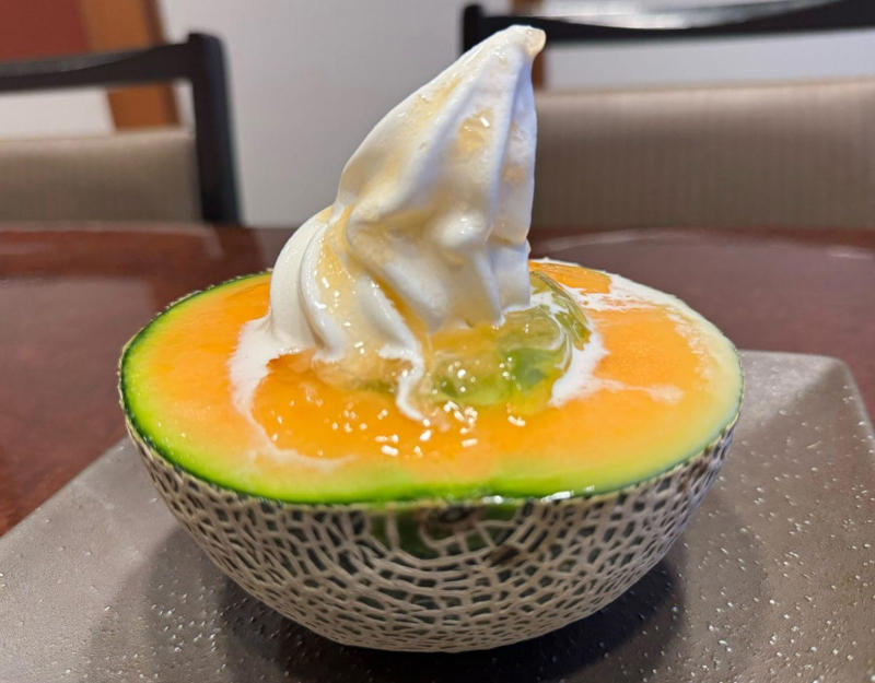 昨年欠品続出の噂は本当？「半分まるっと！メロンソフトサンデー」を実食！, テンションがあがる！半玉まるごと使った圧倒的なビジュアル, 溢れ出す果汁と濃厚ソフトが溶け合う“至福のハーモニー”, 今年初登場！果肉がはみ出す体験型スイーツ「自分で包むメロン大福」, 具材をくるっと包むだけ！自分だけの“黄金比”を探す楽しさ, 【まとめ】品種リレーでいつでも旬の味！売り切れ前に夢庵へ急いで