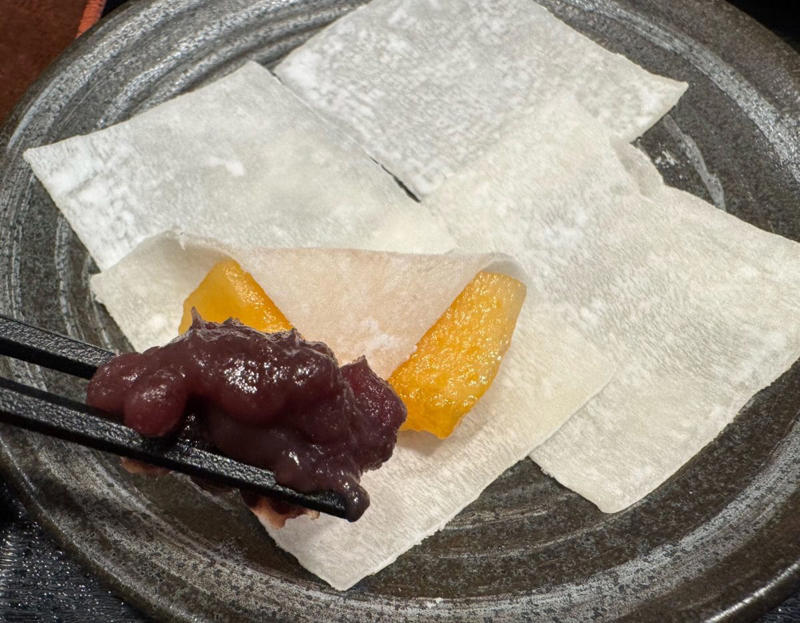昨年欠品続出の噂は本当？「半分まるっと！メロンソフトサンデー」を実食！, テンションがあがる！半玉まるごと使った圧倒的なビジュアル, 溢れ出す果汁と濃厚ソフトが溶け合う“至福のハーモニー”, 今年初登場！果肉がはみ出す体験型スイーツ「自分で包むメロン大福」, 具材をくるっと包むだけ！自分だけの“黄金比”を探す楽しさ, 【まとめ】品種リレーでいつでも旬の味！売り切れ前に夢庵へ急いで