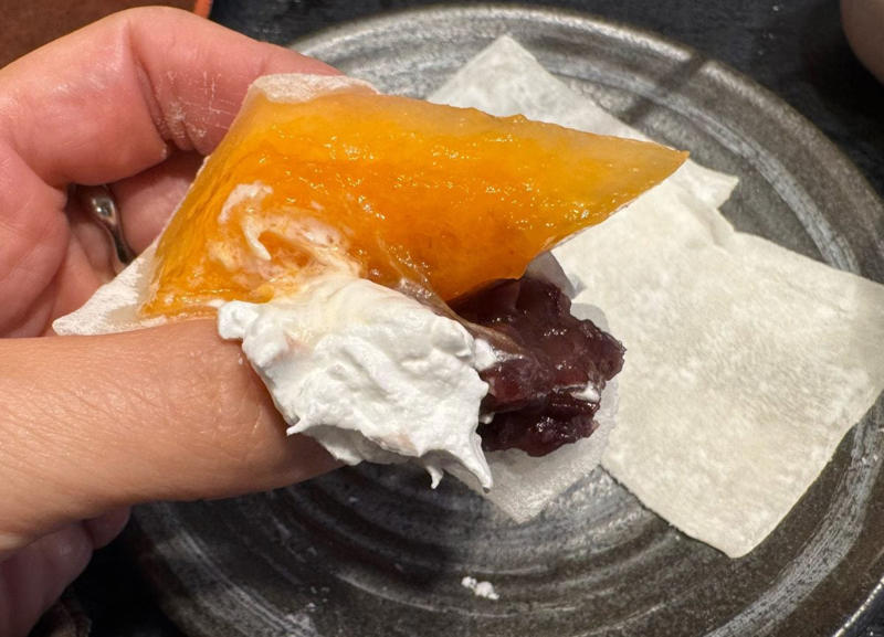 昨年欠品続出の噂は本当？「半分まるっと！メロンソフトサンデー」を実食！, テンションがあがる！半玉まるごと使った圧倒的なビジュアル, 溢れ出す果汁と濃厚ソフトが溶け合う“至福のハーモニー”, 今年初登場！果肉がはみ出す体験型スイーツ「自分で包むメロン大福」, 具材をくるっと包むだけ！自分だけの“黄金比”を探す楽しさ, 【まとめ】品種リレーでいつでも旬の味！売り切れ前に夢庵へ急いで