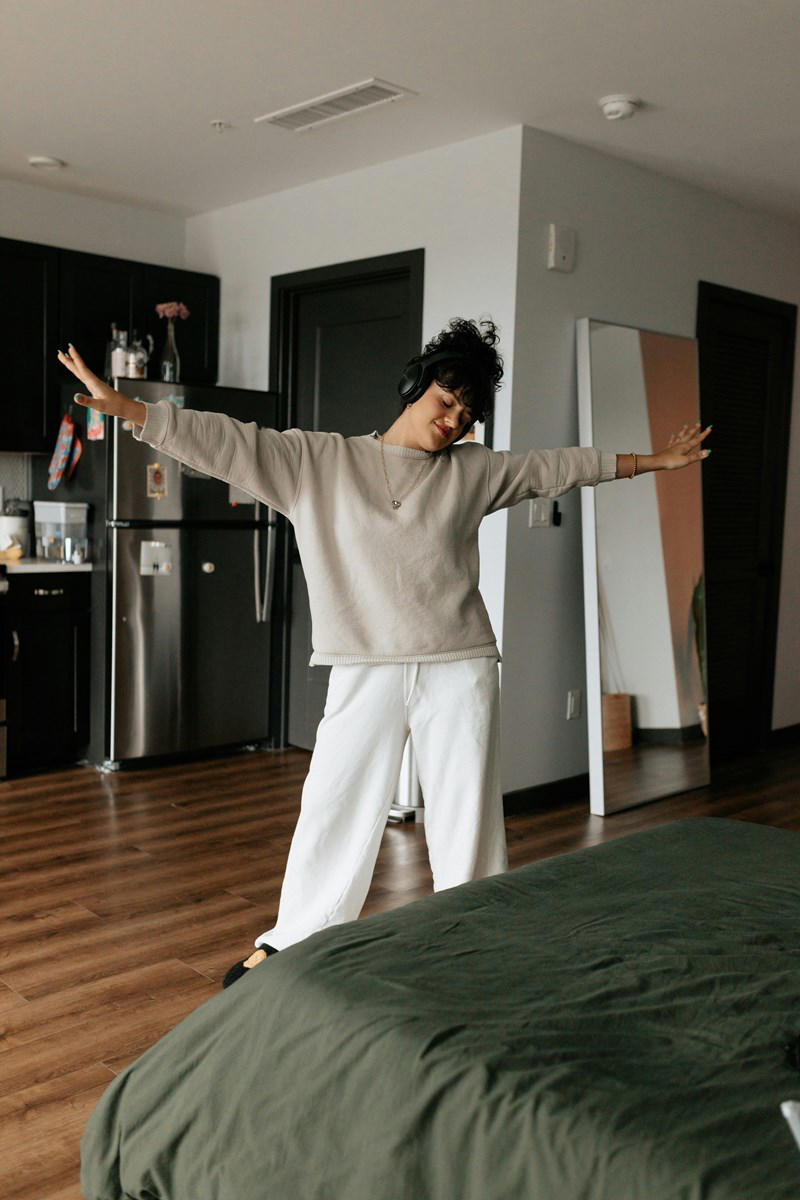 23-year-old kicks out her sister, Amelia, and 5 friends after discovering Amelia has been using her apartment for parties and telling everyone it's her home