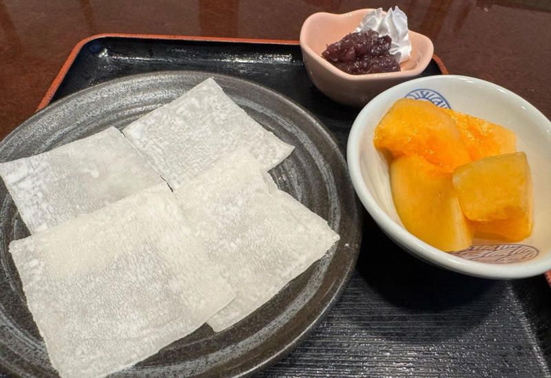 昨年欠品続出の噂は本当？「半分まるっと！メロンソフトサンデー」を実食！, テンションがあがる！半玉まるごと使った圧倒的なビジュアル, 溢れ出す果汁と濃厚ソフトが溶け合う“至福のハーモニー”, 今年初登場！果肉がはみ出す体験型スイーツ「自分で包むメロン大福」, 具材をくるっと包むだけ！自分だけの“黄金比”を探す楽しさ, 【まとめ】品種リレーでいつでも旬の味！売り切れ前に夢庵へ急いで