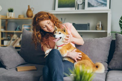 犬が『人に話しかけている』サイン５選, 1.目の前でじっと見つめる, 2.前足でちょんちょんと触れる, 3.鼻をツンと体に当ててくる, 4.何度も同じ行動を繰り返す, 5.「くーん」「ふんふん」と高めの声を出す, 犬と信頼関係を深める方法