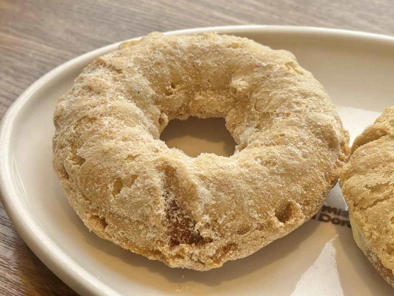 外サク、中ぽふん。ミスドに新感覚エアリードーナツが誕生, 食感の秘密は、ひと手間ある生地に, ミルクシュガーは、どこか懐かしいやさしい甘さ, カスタードシュガーは、やさしいコクで満足感あり