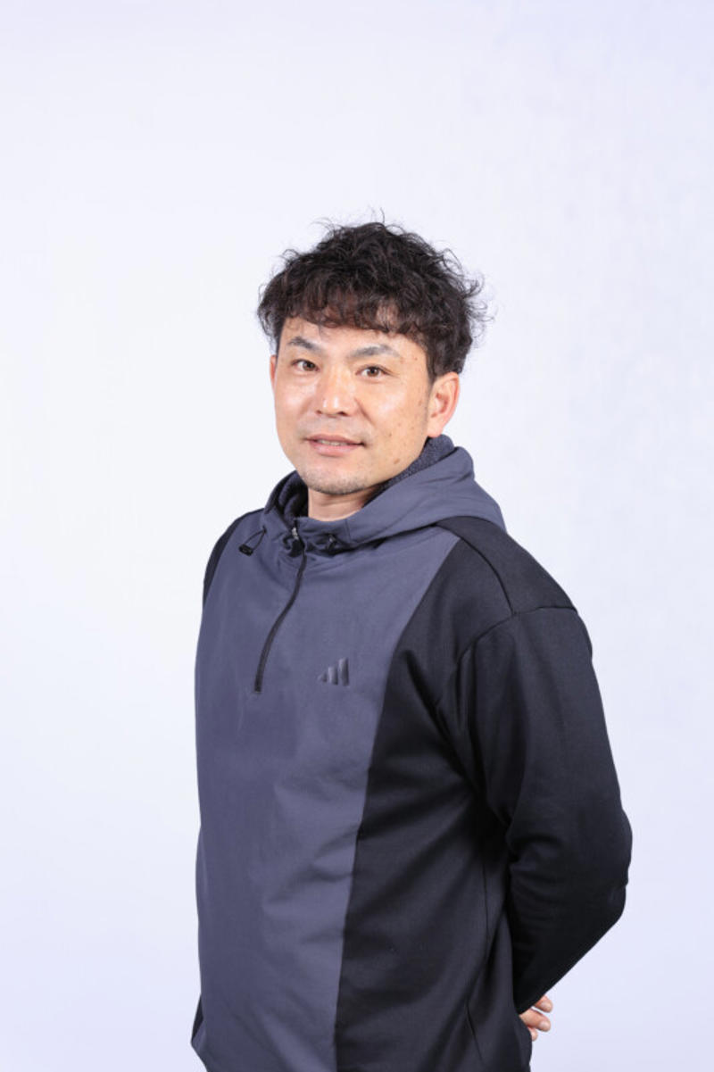 構えが整えばすでに成功したも同然, うまく“当たる”構えを作るのが第一歩, “打ちたい球”に応じてアレンジする, 足をグネグネ動かしワッグルをする, Point1：クラブは下から支えてヒジは体と一体化, Point2：足裏をグネグネ細かく動かす, 不安定なディスク上でバランスをとるイメージ, 自分でトルクを生み出すことが大事, フェース開閉のトルクを感じる, 2本指でクラブをつまんで振る, “手のひらセンサー”のレベルアップドリル, 【Drill２】体のヨコでクラブ回し, 手のひらはグリップに密着させない