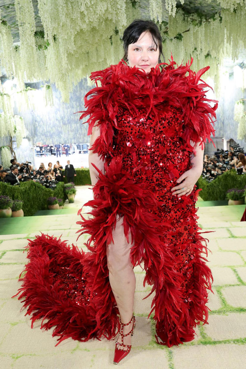 Met Gala Red Carpet, Sabrina Carpenter, Blake Lively, Anne Hathaway, Gracie Abrams, Venus Williams, Natasha Poonawalla, Lauren Sánchez Bezos, Lena Dunham