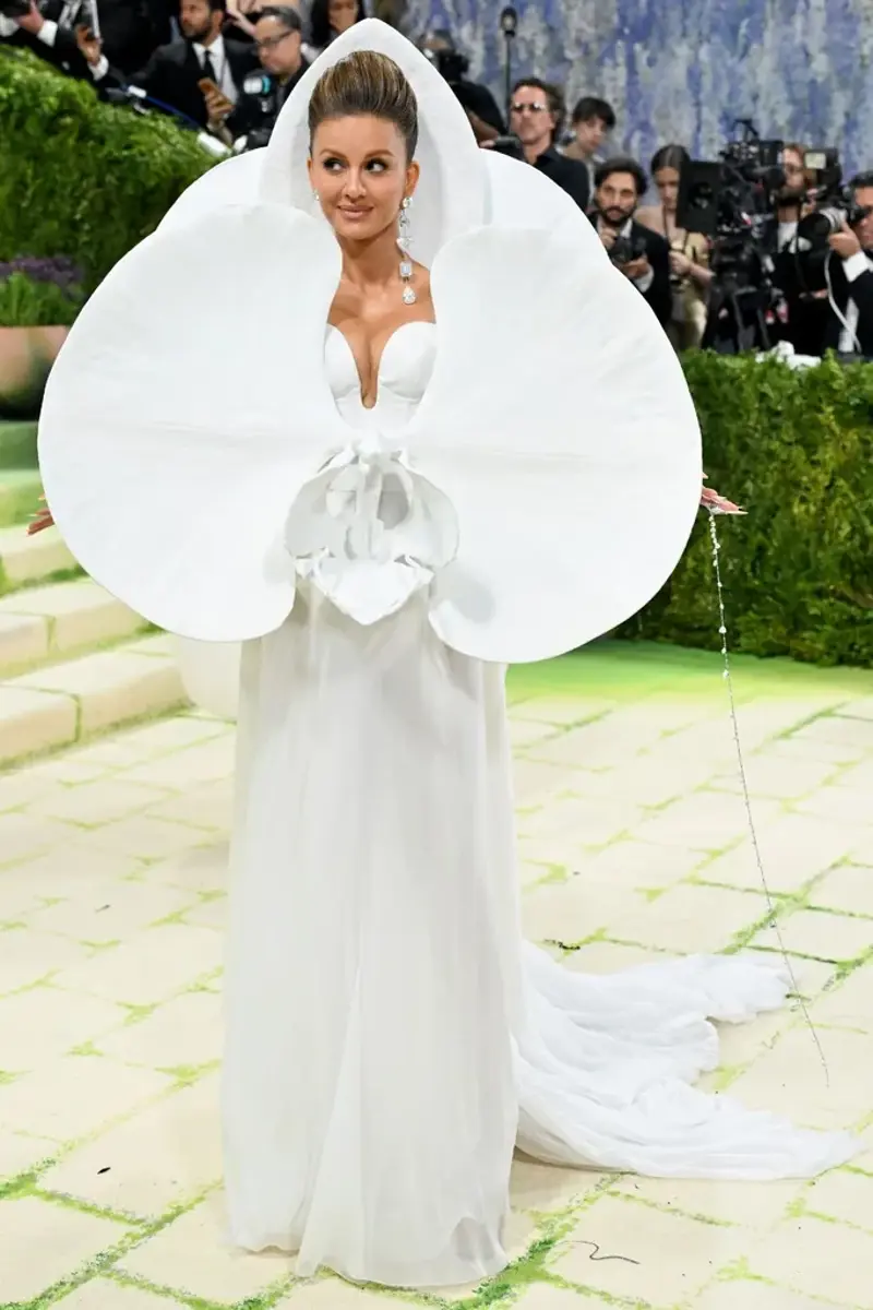 Met Gala Red Carpet, Sabrina Carpenter, Blake Lively, Anne Hathaway, Gracie Abrams, Venus Williams, Natasha Poonawalla, Lauren Sánchez Bezos, Lena Dunham
