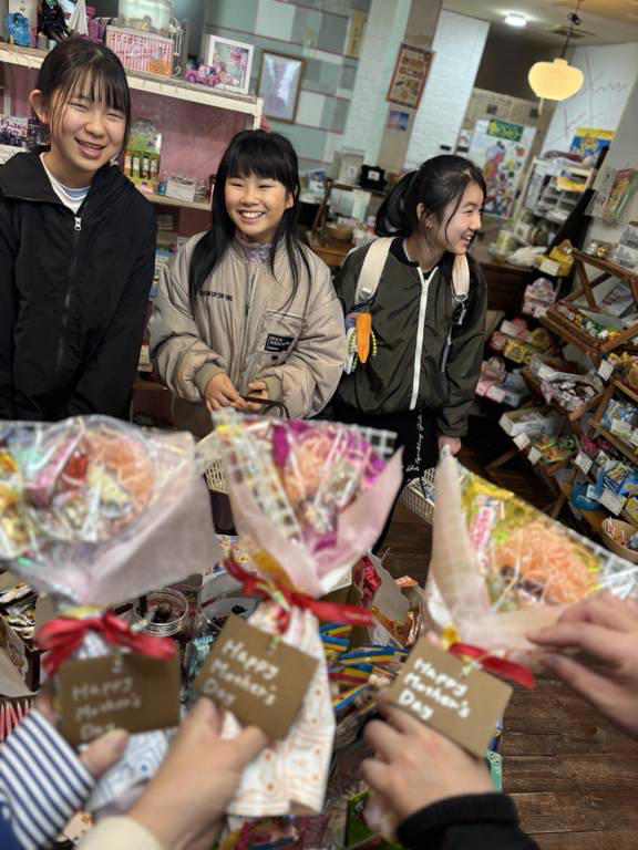 母の日に向けたプレ体験会を開催 , 好きなお菓子を選ぶところからスタート , 想いを込めて作る世界にひとつだけのブーケ , お母さんへの手紙も添えて , 会場を包んだあたたかい時間 , ワークショップ情報 