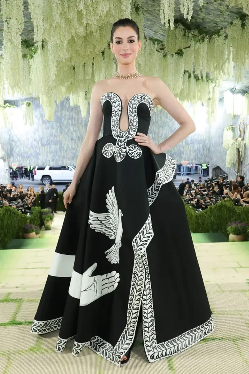 Met Gala Red Carpet, Sabrina Carpenter, Blake Lively, Anne Hathaway, Gracie Abrams, Venus Williams, Natasha Poonawalla, Lauren Sánchez Bezos, Lena Dunham