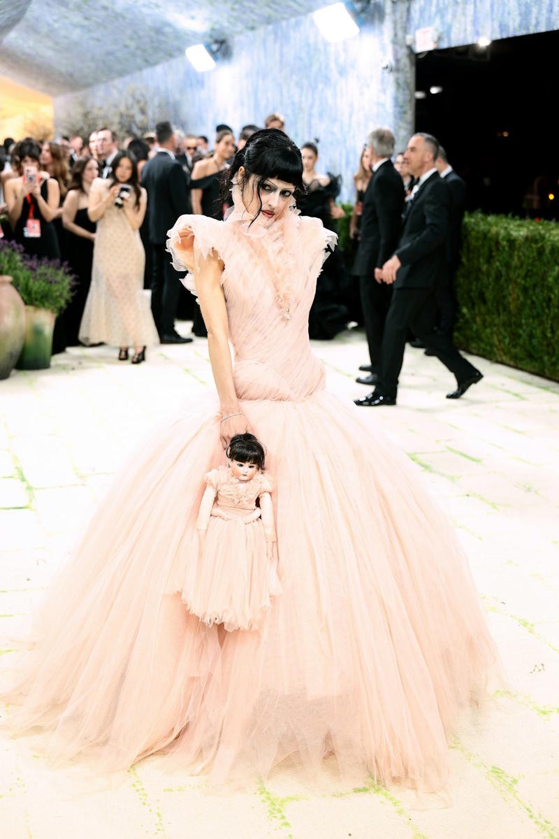Emma Chamberlain in Mugler, Yseult in Harris Reed, Gracie Abrams in Chanel, Paloma Elsesser in Bureau of Imagination, Hunter Schafer in Prada, Chase Infiniti in Thom Browne, Alex Consani in Gucci, Louisa Jacobson in Dilara Findikoglu, María Zardoya in McQueen, Isla Johnston in Loewe, Tessa Thompson in Valentino, Rihanna in Maison Margiela Artisanal