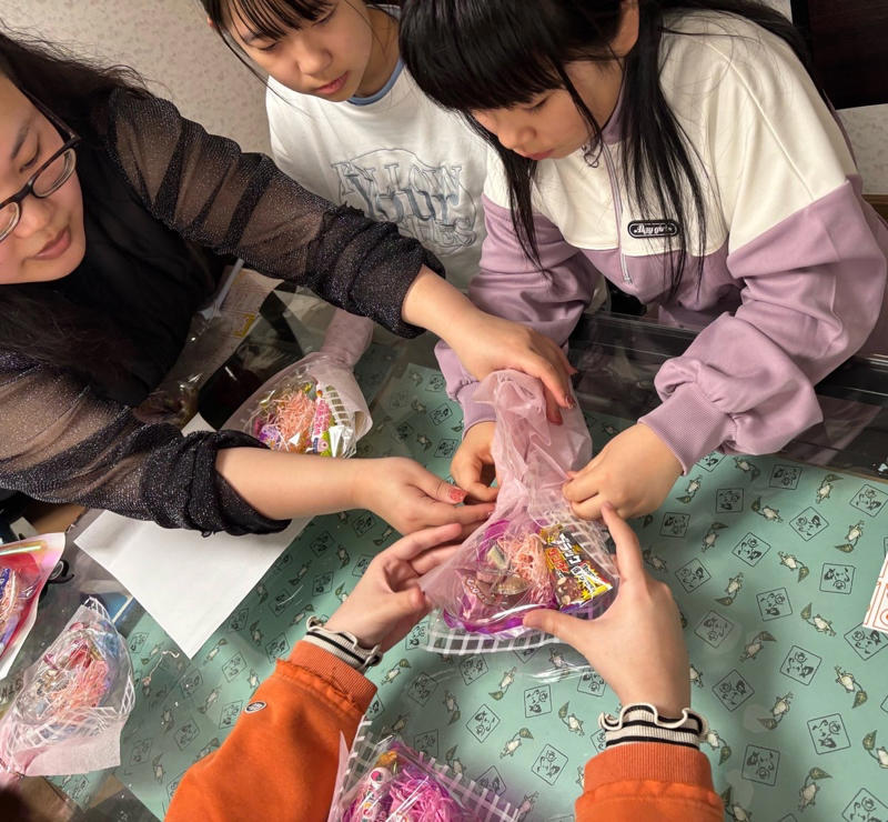 母の日に向けたプレ体験会を開催 , 好きなお菓子を選ぶところからスタート , 想いを込めて作る世界にひとつだけのブーケ , お母さんへの手紙も添えて , 会場を包んだあたたかい時間 , ワークショップ情報 