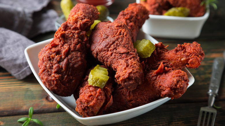 Start with mild when ordering hot chicken, Don't yell 'woo' at locals, Don't swarm celebrities like you're the paparazzi, Don't depend on public transportation, Always bring cash to the Honky Tonks, Every song request in a Honky Tonk will cost you extra, Don't bring kids to the honky tonks after 6pm, Don't plan on getting anywhere soon during rush hour, Don't drive your rented scooter like it's a toy car