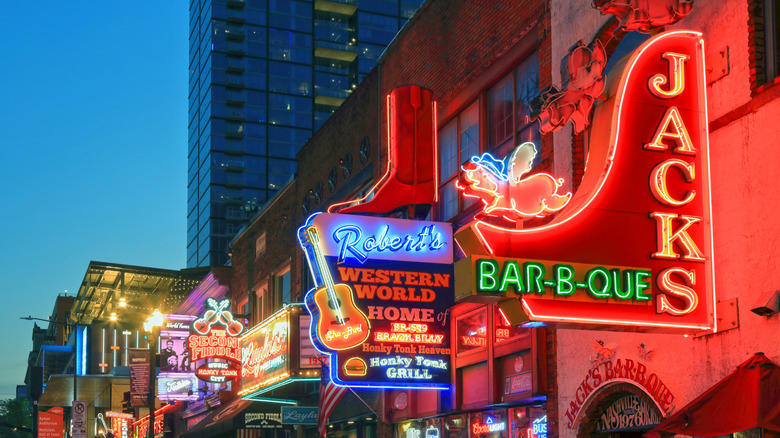 Start with mild when ordering hot chicken, Don't yell 'woo' at locals, Don't swarm celebrities like you're the paparazzi, Don't depend on public transportation, Always bring cash to the Honky Tonks, Every song request in a Honky Tonk will cost you extra, Don't bring kids to the honky tonks after 6pm, Don't plan on getting anywhere soon during rush hour, Don't drive your rented scooter like it's a toy car