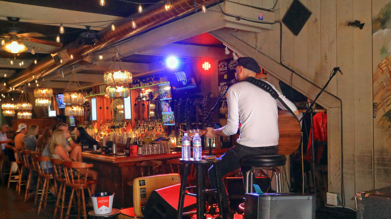 Start with mild when ordering hot chicken, Don't yell 'woo' at locals, Don't swarm celebrities like you're the paparazzi, Don't depend on public transportation, Always bring cash to the Honky Tonks, Every song request in a Honky Tonk will cost you extra, Don't bring kids to the honky tonks after 6pm, Don't plan on getting anywhere soon during rush hour, Don't drive your rented scooter like it's a toy car