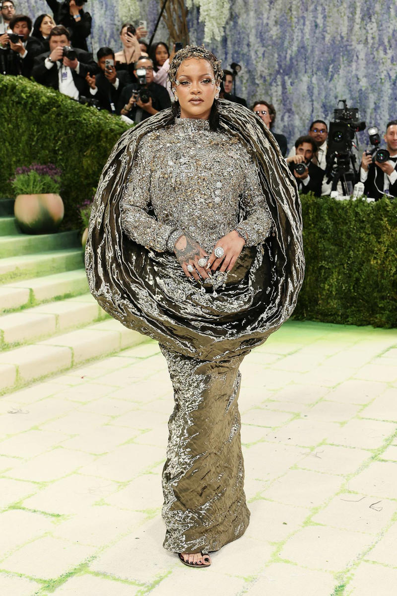 Emma Chamberlain in Mugler, Yseult in Harris Reed, Gracie Abrams in Chanel, Paloma Elsesser in Bureau of Imagination, Hunter Schafer in Prada, Chase Infiniti in Thom Browne, Alex Consani in Gucci, Louisa Jacobson in Dilara Findikoglu, María Zardoya in McQueen, Isla Johnston in Loewe, Tessa Thompson in Valentino, Rihanna in Maison Margiela Artisanal