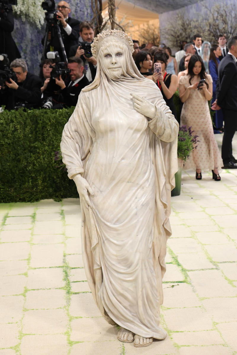 Heidi Klum, inspired by Raffaele Monti’s “Veiled Vestal“, Kendall Jenner, inspired by ‘Winged Victory of Samothrace’, Anok Yai, inspired by the “Black Madonna“, Emma Chamberlain, inspired by Van Gogh and Munch, Hunter Schafer, inspired by Gustav Klimt’s “Mäda Primavesi“, Kylie Jenner, inspired by “Venus de Milo”, Colman Domingo, inspired by Jean-Michel Basquiat‘s “Pez Dispenser”, Audrey Nuna, inspired by Jackson Pollock, Naomi Osaka, inspired by Alexander Calder