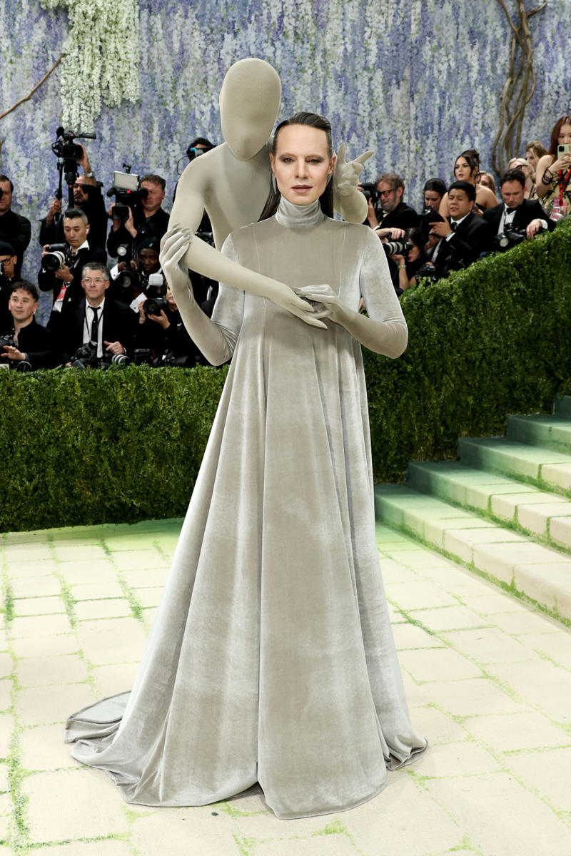 Heidi Klum, inspired by Raffaele Monti’s “Veiled Vestal“, Kendall Jenner, inspired by ‘Winged Victory of Samothrace’, Anok Yai, inspired by the “Black Madonna“, Emma Chamberlain, inspired by Van Gogh and Munch, Hunter Schafer, inspired by Gustav Klimt’s “Mäda Primavesi“, Kylie Jenner, inspired by “Venus de Milo”, Colman Domingo, inspired by Jean-Michel Basquiat‘s “Pez Dispenser”, Audrey Nuna, inspired by Jackson Pollock, Naomi Osaka, inspired by Alexander Calder