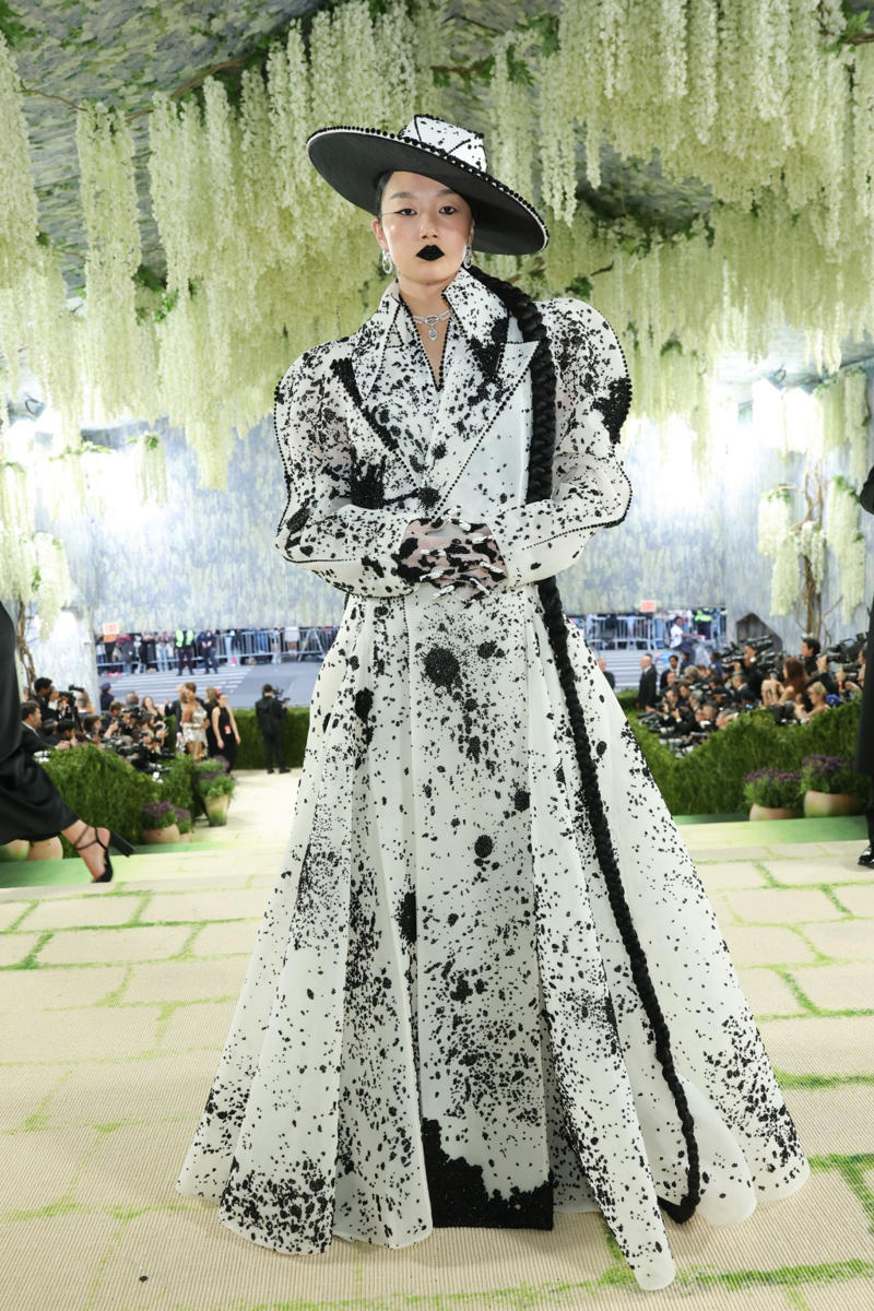 Heidi Klum, inspired by Raffaele Monti’s “Veiled Vestal“, Kendall Jenner, inspired by ‘Winged Victory of Samothrace’, Anok Yai, inspired by the “Black Madonna“, Emma Chamberlain, inspired by Van Gogh and Munch, Hunter Schafer, inspired by Gustav Klimt’s “Mäda Primavesi“, Kylie Jenner, inspired by “Venus de Milo”, Colman Domingo, inspired by Jean-Michel Basquiat‘s “Pez Dispenser”, Audrey Nuna, inspired by Jackson Pollock, Naomi Osaka, inspired by Alexander Calder