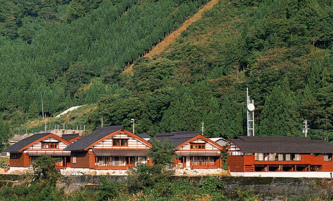 東京と富山を行き来し、仕事や介護の日々, 「素敵すぎる家」を見つけ、2棟購入, 1年間は腰を据えて富山で暮らした, 2棟目の建物を宿泊所に, 五箇山への移住にかかる費用は現実的だった, 外国人観光客を受け入れたい