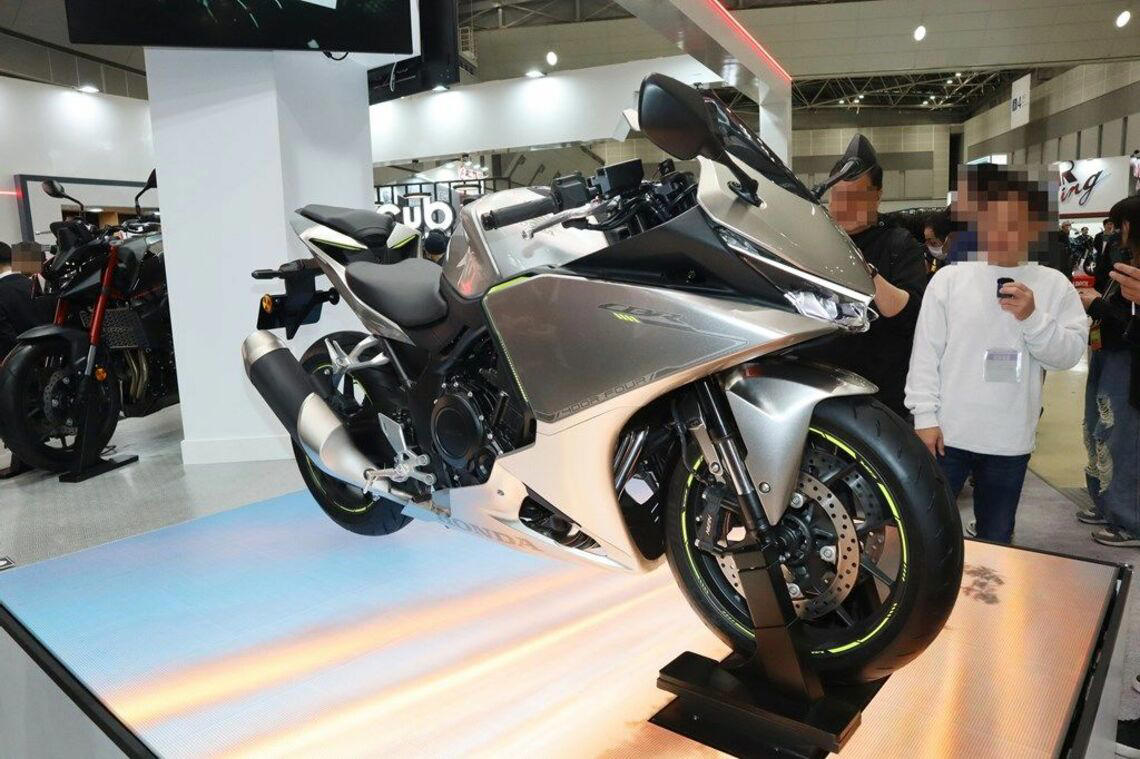ホンダを代表するCB400SFの歴史, 新型CB400SFにまたがった印象, CBR400RフォアE-クラッチコンセプトもスタンバイ, 普通二輪免許で乗れる400ccクラスの魅力