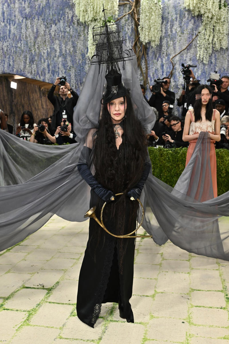Heidi Klum, inspired by Raffaele Monti’s “Veiled Vestal“, Kendall Jenner, inspired by ‘Winged Victory of Samothrace’, Anok Yai, inspired by the “Black Madonna“, Emma Chamberlain, inspired by Van Gogh and Munch, Hunter Schafer, inspired by Gustav Klimt’s “Mäda Primavesi“, Kylie Jenner, inspired by “Venus de Milo”, Colman Domingo, inspired by Jean-Michel Basquiat‘s “Pez Dispenser”, Audrey Nuna, inspired by Jackson Pollock, Naomi Osaka, inspired by Alexander Calder