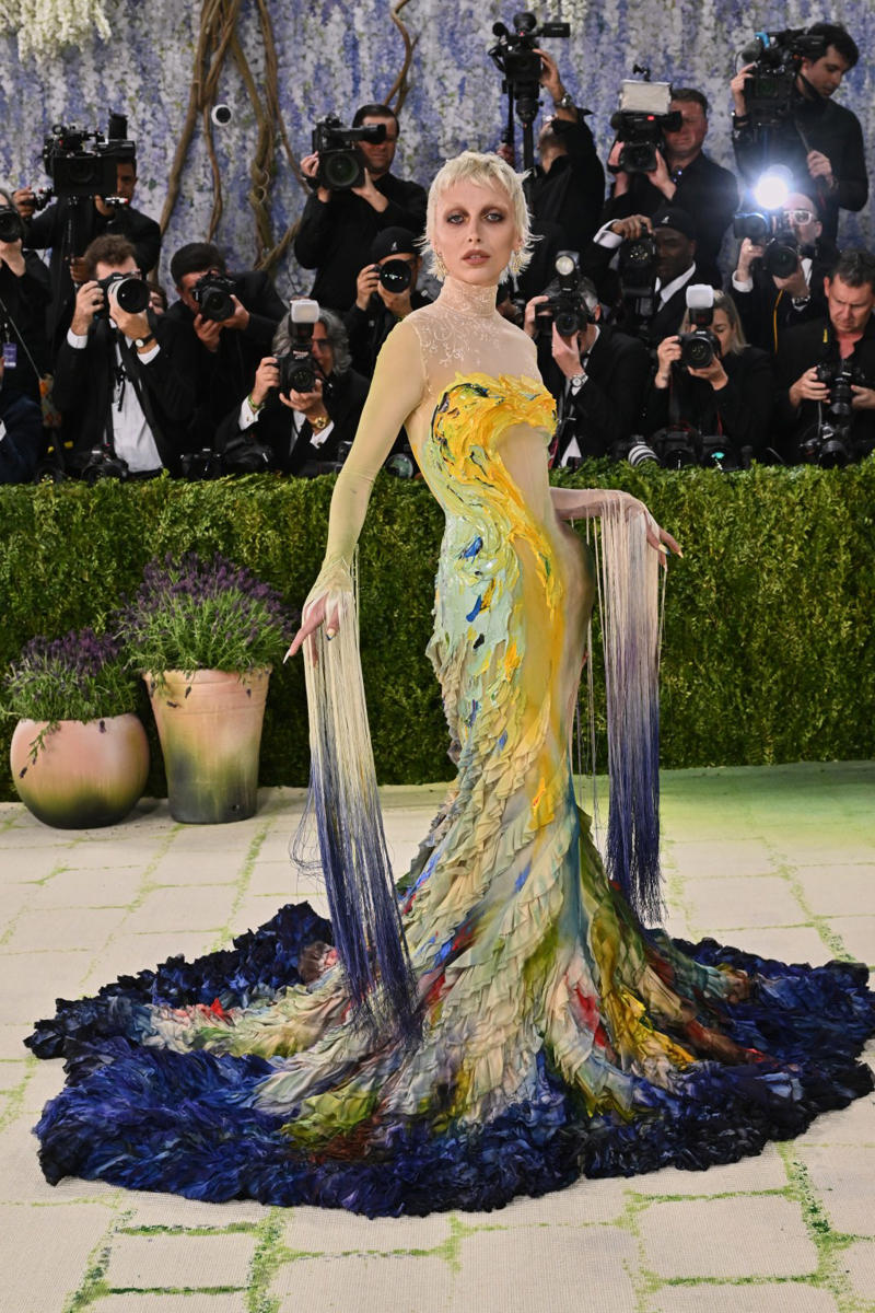 Heidi Klum, inspired by Raffaele Monti’s “Veiled Vestal“, Kendall Jenner, inspired by ‘Winged Victory of Samothrace’, Anok Yai, inspired by the “Black Madonna“, Emma Chamberlain, inspired by Van Gogh and Munch, Hunter Schafer, inspired by Gustav Klimt’s “Mäda Primavesi“, Kylie Jenner, inspired by “Venus de Milo”, Colman Domingo, inspired by Jean-Michel Basquiat‘s “Pez Dispenser”, Audrey Nuna, inspired by Jackson Pollock, Naomi Osaka, inspired by Alexander Calder
